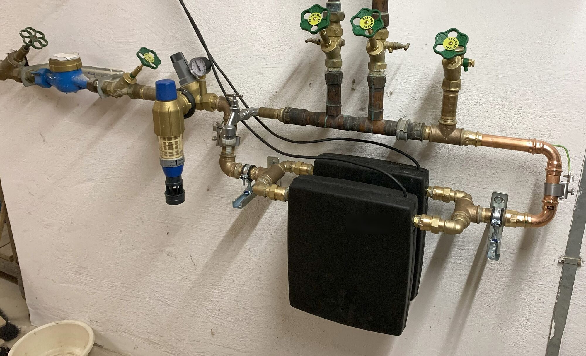 IONDA-Induktionseinheit an der Hauswasserleitung nach Wasserzähler, Filter und Druckminderer
