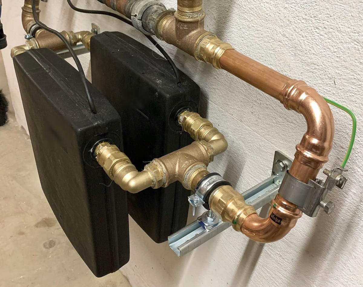 Einbaubeispiel: zwei Induktionseinheiten an einer Kupfer- und Messing-Trinkwasserleitung