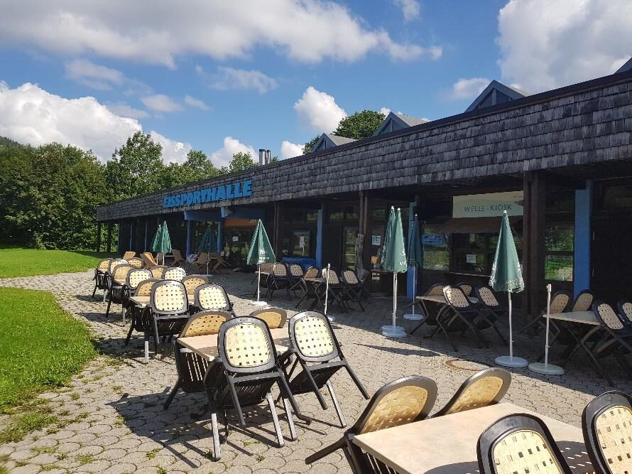Eissporthalle Ruhpolding mit Außenterrasse der Gastronomie