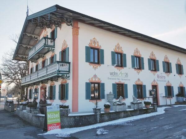Bemaltes Gasthofgebäude mit Café im Erdgeschoss
