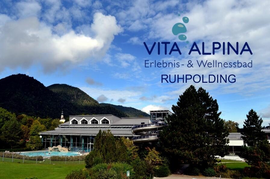 Außenansicht des Erlebnis- und Wellenbads in Ruhpolding mit Bergkulisse