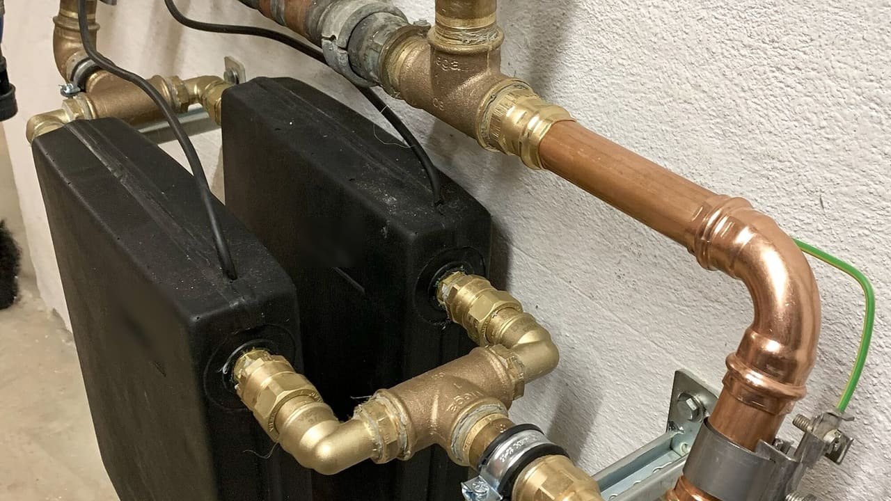 Kupferleitung mit um das Rohr gewickeltem Draht